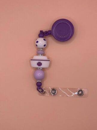 Porta credencial tipo retráctil personalizado con abalorios de sanitarios botiquin